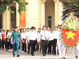 Lãnh đạo Đảng ủy, HĐND, UBND, UB MTTQ xã Hương Sơn tưởng niệm các anh hùng liệt sĩ và kỷ niệm 78 năm ngày thương binh – Liệt sĩ