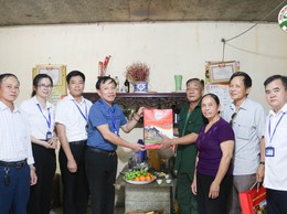 Xã Hưng Đạo tổ chức thăm hỏi, tặng quà nhân kỷ niệm 78 năm ngày thương binh – liệt sĩ (27/7/1947 - 27/7/2025)