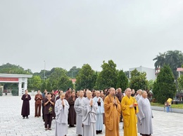 Tăng ni trường hạ Chùa thầy cùng phật tử xã Quốc Oai cầu siêu các anh hùng liệt sĩ tại hai nghĩa trang liệt sĩ của xã