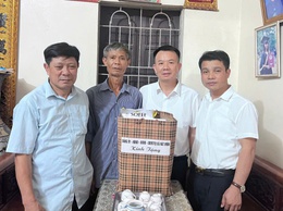 Đồng chí Bí thư Đảng ủy xã thăm và tặng quà gia đình các đối tượng chính sách nhân dịp ngày 27/7