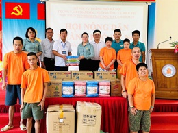 Hội Nông dân thành phố Hà Nội, hội Nông dân xã Yên Bài đã tới thăm hỏi, động viên và tặng quà cho các gia đình chính sách và các nạn nhân tại trung tâm chăm sóc, nuôi dưỡng và điều trị nạn nhân bị nhiễm chất độc dacam/dioxin
