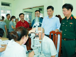 Xã Quốc Oai tổ chức khám, tư vấn sức khoẻ và cấp phát thuốc miễn phí cho 357 người có công dịp 27/7