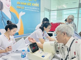 PHƯỜNG LÁNG KHÁM BỆNH, TƯ VẤN VÀ TẶNG QUÀ CHO CÁC ĐỐI TƯỢNG CHÍNH SÁCH