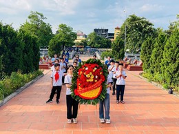 Thầy và trò Trường Tiểu học Bình Minh B thực hiện hoạt động tri ân các Anh hùng liệt sĩ và thương binh