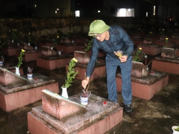 Cơn mưa lớn không ngăn được bước chân người dân thắp nến tri ân các Anh hùng liệt sĩ
