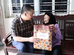 Lãnh đạo xã Mê Linh thăm, tặng quà người có công nhân kỷ niệm 78 năm Ngày Thương binh - Liệt sĩ