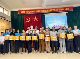 Uỷ ban MTTQ xã Phúc Lộc tổ chức chương trình trao quà cho người có công và thân nhân người có công trên địa bàn xã