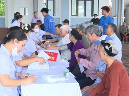 Trạm Y tế xã Phúc Lộc tổ chức khám bệnh, tư vấn sức khoẻ, cấp phát thuốc miễn phí cho người có công trên địa bàn xã