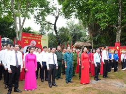 Đoàn đại biểu xã Hạ Bằng dâng hương tưởng niệm Chủ tịch Hồ Chí Minh và các anh hùng liệt sĩ