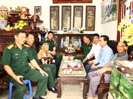 Thăm tặng quà Mẹ Việt Nam Anh hùng Nguyễn Thị Lân