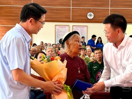 Phường Phú Thượng tặng quà tri ân các gia đình thương binh, liệt sĩ