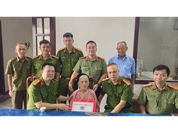 Công an xã Thiên Lộc tổ chức thăm, tri ân, tặng quà Mẹ Việt Nam anh hùng Nguyễn Thị Én - thôn Đại Độ