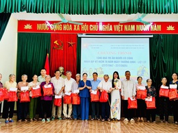 Xã Vân Đình, 51 suất quà tri ân được trao tặng tới các gia đình chính sách trên địa bàn 02 thôn Thành Vật, Đoàn Xá