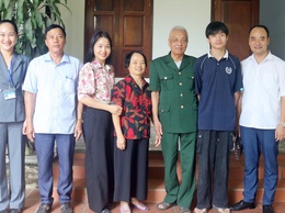 Gia đình anh Nguyễn Trọng Hiếu tặng 20 suất quà đến các thương binh, bênh binh, gia đinh liêt sy va ngươi co công trên địa bàn xã Xuân Mai