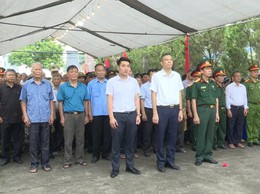 Các đồng chí lãnh đạo xã An Khánh viếng nghĩa trang liệt sĩ