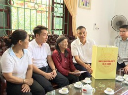 Các đồng chí lãnh đạo xã An Khánh thăm, tặng quà Mẹ Việt Nam anh hùng và người có công tiêu biểu