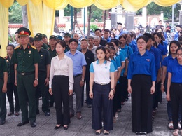 UB. MTTQ Việt Nam phường Phú Lương thắp nến tri ân các anh hùng Liệt sỹ tại 02 nghĩa trang Liệt sỹ phường
