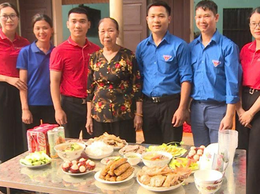 Bữa cơm sum vầy của tuổi trẻ Hát Môn tri ân thế hệ đi trước