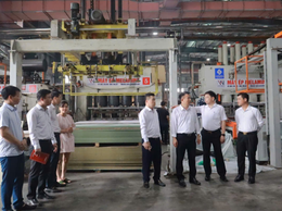Các đồng chí lãnh đạo xã Hát Môn khảo sát thực tế một số mô hình, dự án phát triển kinh tế xã hội trên địa bàn