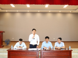 Thực hiện phương châm “gần dân”, “sát dân”, lãnh đạo phường Tây Hồ làm việc với các đồng chí Bí thư Chi bộ Tổ dân phố để nắm bắt tình hình cơ sở