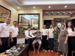 Phường Yên Sở tổ chức thăm hỏi, tặng quà các gia đình chính sách nhân kỷ niệm 78 năm ngày thương binh - liệt sĩ (27/7/1947 – 27/7/2025)