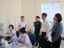 Khám, tư vấn sức khỏe cho các gia đình chính sách trên địa bàn phường Từ  Liêm nhân kỷ niệm 78 năm Ngày Thương binh - Liệt sĩ (27/7/1947 - 27/7/2025)