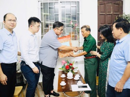 Phường Từ Liêm tổ chức các đoàn công tác thăm, tặng quà gia đình chính sách tiêu biểu nhân dịp kỷ niệm 78 năm ngày Thương binh – liệt sĩ ( 27/7/1947 – 27/7/2025)
