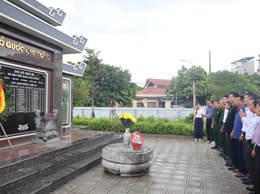 Đoàn đại biểu phường Từ Liêm dâng hương tại các Đài tưởng niệm Liệt sĩ trên địa bàn phường nhân dịp kỷ niệm Ngày Thương binh - Liệt sĩ 27/7