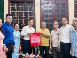 Phường Tương Mai tổ chức thăm hỏi, tặng quà Người có công và gia đình chính sách nhân kỷ niệm 78 năm ngày Thương binh - Liệt sĩ 27/7/2947-27/7/2025