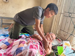 Tấm Gương Hiếu Thảo Giữa Đời Thường: 41 Năm Lặng Lẽ Chăm Cha Bại Liệt và mang Di Chứng Chiến Tranh