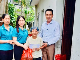 Hội Nông dân xã Vân Đình thăm hỏi, tặng quà các gia đình chính sách