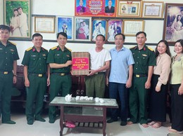 UBND XÃ TRUNG GIÃ VÀ LỮ ĐOÀN 86 THĂM, TẶNG QUÀ NGƯỜI CÓ CÔNG NHÂN KỶ NIỆM 78 NĂM NGÀY THƯƠNG BINH - LIỆT SĨ