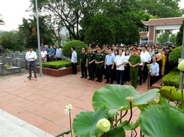 BÍ THƯ ĐẢNG ỦY XÃ TRUNG GIÃ DÂNG HƯƠNG TƯỞNG NIỆM CÁC ANH HÙNG LIỆT SĨ NHÂN KỶ NIỆM 78 NĂM NGÀY THƯƠNG BINH - LIỆT SĨ 27/7