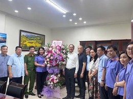 Lãnh đạo phường Đống Đa thăm, chúc mừng Viện KSND Khu vực 2 nhân kỷ niệm 65 năm Ngày thành lập ngành Kiểm sát nhân dân