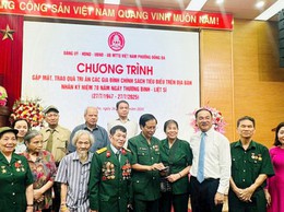 Phường Đống Đa gặp mặt, trao quà tri ân 135 gia đình chính sách tiêu biểu