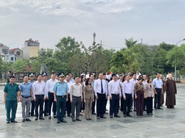 Lãnh đạo xã Đan Phượng dâng hương, hoa tưởng niệm các Anh hùng liệt sĩ nhân kỷ niệm 78  năm ngày Thương binh – Liệt sỹ
