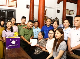 Công ty TNHH MTV Thanh Bình-BCA, Cục Công nghiệp an ninh, Bộ Công an thăm, tặng quà Mẹ Việt Nam anh hùng Nguyễn Thị Trình
