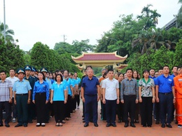 Uỷ ban MTTQ Việt Nam xã và các đoàn thể chình trị xã Thanh Trì: Thắp nến, dâng hương tri ân các anh hùng liệt sĩ dịp 27/7