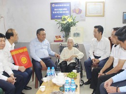 Chủ tịch UBND Thành phố Hà Nội Trần Sỹ Thanh thăm, tặng quà người có công trên địa bàn phường Hoàn Kiếm