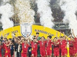 Các cầu thủ U23 Việt Nam hân hoan nâng cao cúp vô địch U23 Đông Nam Á 2025