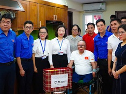 Ủy ban MTTQ Việt Nam phường Long Biên thăm hỏi, tặng quà người có công nhân kỷ niệm 78 năm Ngày Thương binh - Liệt sĩ