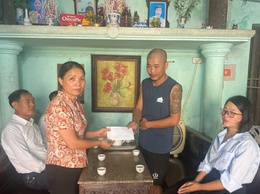 MTTQ xã Hòa Phú trao quà cho các đối tượng bị tai nạn lao động

