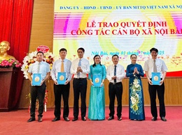 Lễ trao quyết định công tác cán bộ xã Nội Bài