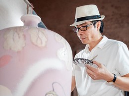 Nghệ nhân ưu tú Đức Tân: Thổi hồn cho thương hiệu gốm Bát Tràng