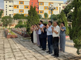 Lãnh đạo phường Hà Đông viếng nghĩa trang Liệt sĩ trên địa bàn phường
