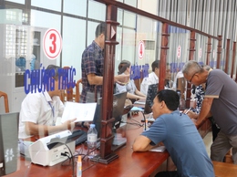 Điểm phục vụ hành chính công xã Hòa Phú tiếp đón và phục vụ người dân, doanh nghiệp đến giao dịch