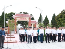 Lãnh đạo xã Minh Châu thành kính dâng hương tưởng niệm các anh hùng liệt sỹ tại nghĩa trang liệt sỹ xã nhà