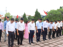 Các đồng chí lãnh đạo xã Bất Bạt dâng hương tại nghĩa trang liệt sỹ