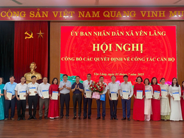 Ủy ban nhân dân xã Yên Lãng công bố các quyết định về việc tổ chức lại các trường và tiếp nhận, bổ nhiệm đối với các Hiệu trưởng, Phó hiệu trưởng các trường Mầm non, Tiểu học, Trung học cơ sở trên địa bàn xã.