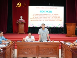 Lãnh đạo xã làm việc với các trường học trên địa bàn để nghe báo cáo công tác chuẩn bị cho năm học mới 2025-2026
